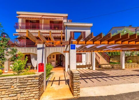 Krk, környéke, 3 lakásos családi ház csendes helyen!