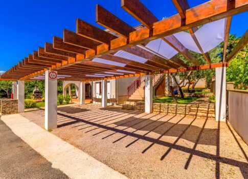 Krk, környéke, 3 lakásos családi ház csendes helyen!