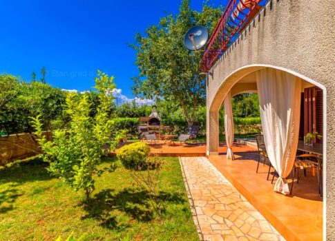 Krk, környéke, 3 lakásos családi ház csendes helyen!