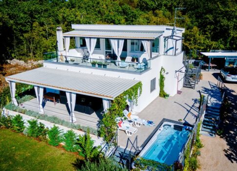 Malinska, környék, modern ház medencével, nagy kerttel és kilátással