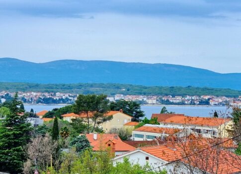 Malinska, eladó egy apartmanház két medencével és tengerre néző kilátással!