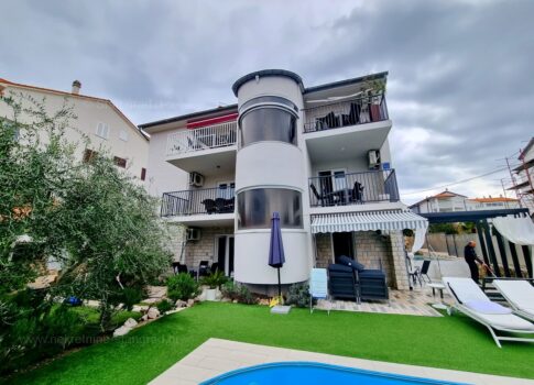 Malinska, eladó egy apartmanház két medencével és tengerre néző kilátással!