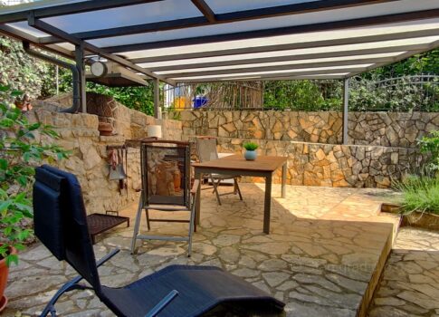 Malinska, földszinti apartman kerttel, közel a tengerhez!