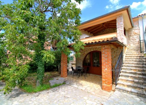 Dobrinj, Gabonjin, kőház 2 apartmannal és medencével