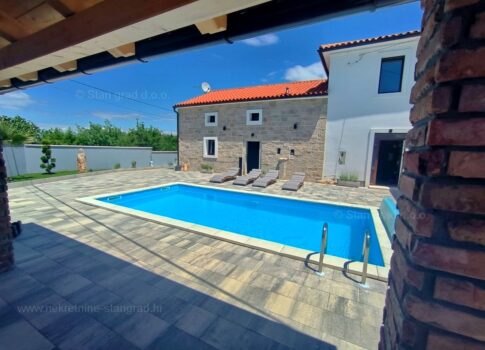 Malinska, környéke, felújított kőház medencével és kerttel