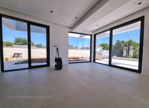 Krk város, modern lakás új épületben medencével ELADÓ!