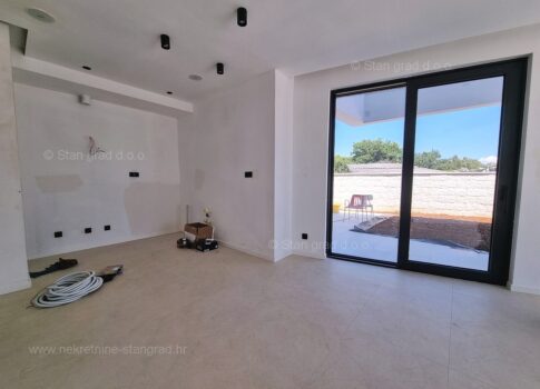 Krk város, modern lakás új épületben medencével ELADÓ!