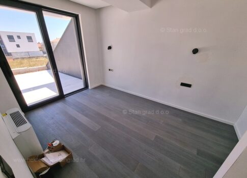 Krk város, modern lakás új épületben medencével ELADÓ!