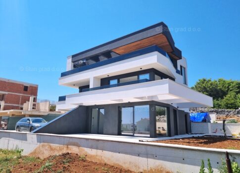 Krk város, modern lakás új épületben medencével ELADÓ!