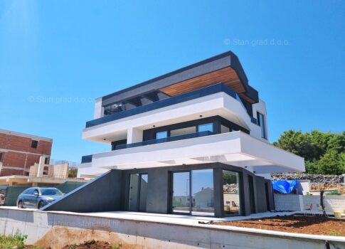 Krk város, modern lakás új épületben medencével ELADÓ!