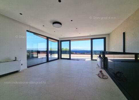 Krk városa, új épület, luxus penthouse tetőterasszal és medencével ELADÓ!
