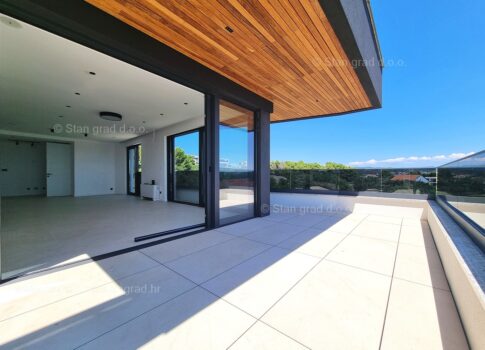 Krk városa, új épület, luxus penthouse tetőterasszal és medencével ELADÓ!