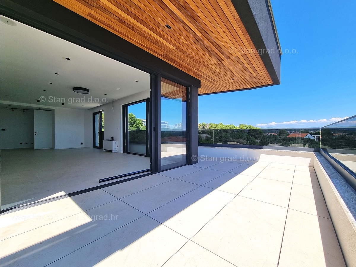 Krk városa, új épület, luxus penthouse tetőterasszal és medencével ELADÓ!