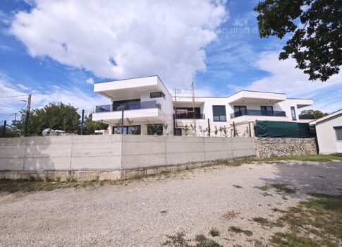 Omišalj, új, modern ikerház medencével és kerttel