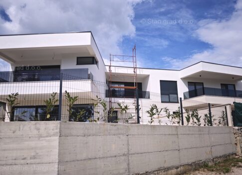 Omišalj, új, modern ikerház medencével és kerttel