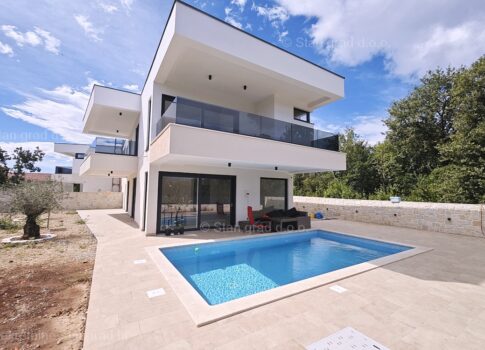 Omišalj, új, modern ikerház medencével és kerttel