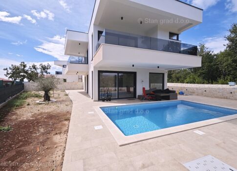 Omišalj, új, modern ikerház medencével és kerttel
