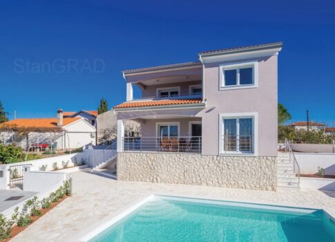 Krk környéke, gyönyörű családi ház medencével és kilátással!