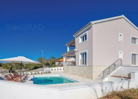 Krk környéke, gyönyörű családi ház medencével és kilátással!