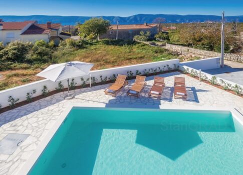 Krk környéke, gyönyörű családi ház medencével és kilátással!