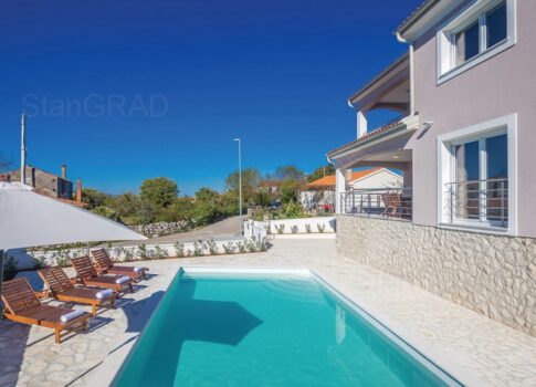 Krk környéke, gyönyörű családi ház medencével és kilátással!