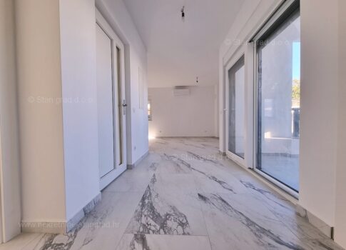 Uvala Soline, új épület, apartman az 1. emeleten, közel a tengerhez!