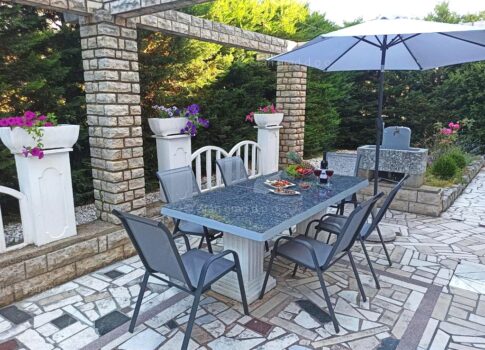 Malinska, 6 apartmanos családi ház remek helyen!