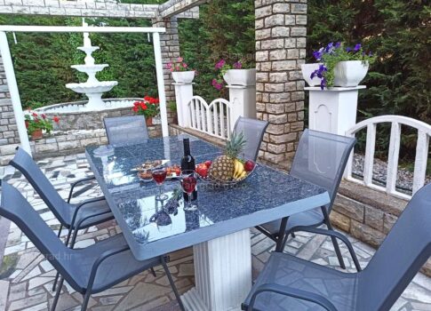 Malinska, 6 apartmanos családi ház remek helyen!