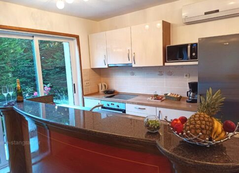 Malinska, 6 apartmanos családi ház remek helyen!