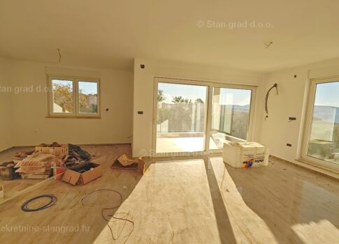Njivice, apartman egy új épület 1. emeletén, tengerre néző kilátással!