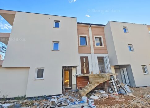 Njivice, apartman egy új épület 1. emeletén, tengerre néző kilátással!