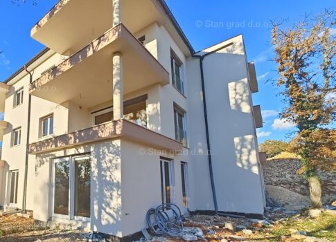 Njivice, apartman egy új épület 1. emeletén, tengerre néző kilátással!