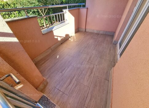 Malinska, bútorozott földszinti lakás kerttel!