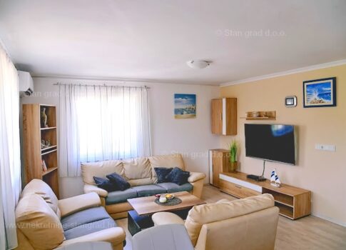 Dobrinj, környéke, családi ház két apartmannal és medencével!