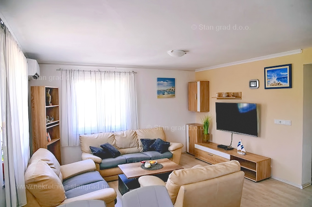 Dobrinj, környéke, családi ház két apartmannal és medencével!