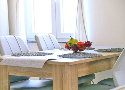 Dobrinj, környéke, családi ház két apartmannal és medencével!