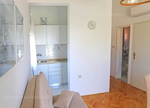 Malinska, apartmanház garázzsal és kilátással! Remek elhelyezkedés!