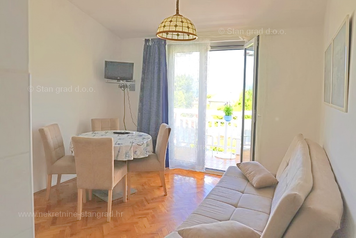Malinska, apartmanház garázzsal és kilátással! Remek elhelyezkedés!