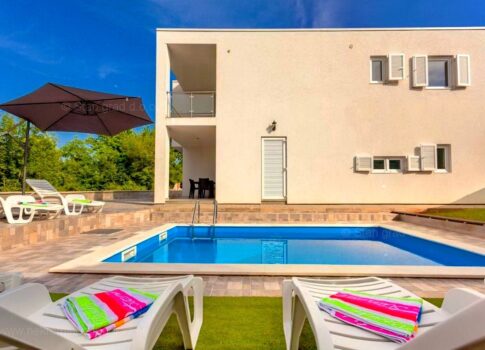 Malinska, kétszintes apartman medencével, csendes helyen!