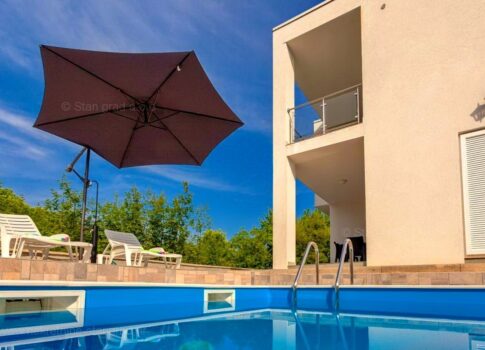 Malinska, kétszintes apartman medencével, csendes helyen!