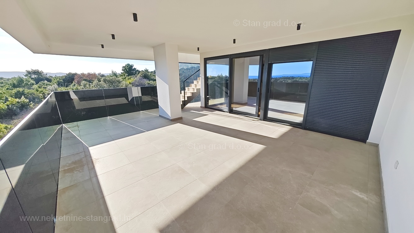 Krk város, kétszintes apartman medencével és tengerre néző kilátással