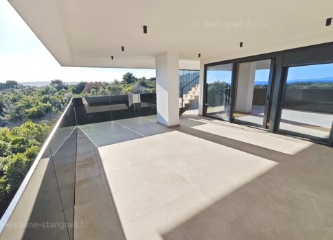 Krk város, kétszintes apartman medencével és tengerre néző kilátással