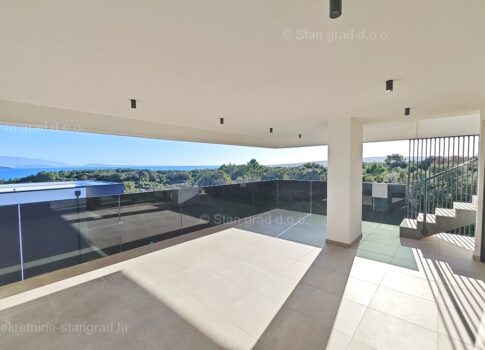 Krk város, kétszintes apartman medencével és tengerre néző kilátással