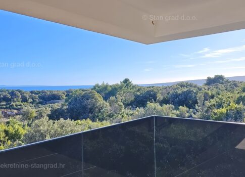 Krk város, kétszintes apartman medencével és tengerre néző kilátással