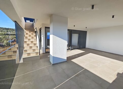 Krk város, kétszintes apartman medencével és tengerre néző kilátással