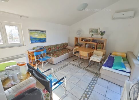 Uvala Soline, apartman a 2. emeleten a tenger közvetlen közelében!