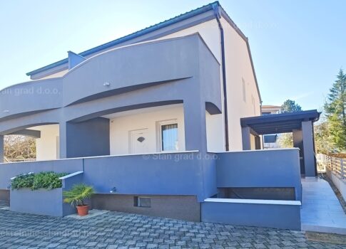 Uvala Soline, ikerház medencével, 100 m-re a tengertől