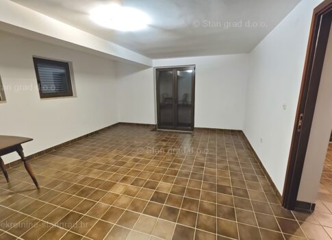Njivice, egyszobás lakás kerttel közel a tengerhez!