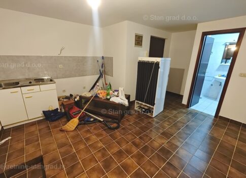 Njivice, egyszobás lakás kerttel közel a tengerhez!