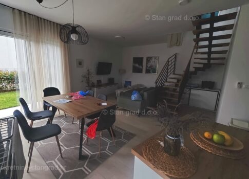 Krk, kétszintes apartman kertre és tengerre néző kilátással!